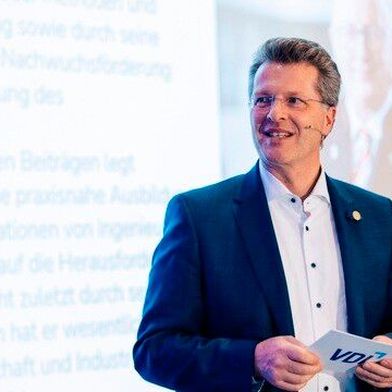 Prof. Lutz Eckstein darf eine zweite Amtszeit als VDI-Präsident antreten. Nun war auch wieder Vorstandsversammlung in Düsseldorf, bei der es um die weiteren Wege und Initiativen ging, die der VDI mit Eckstein verfolgen will ... (Bild: VDI)