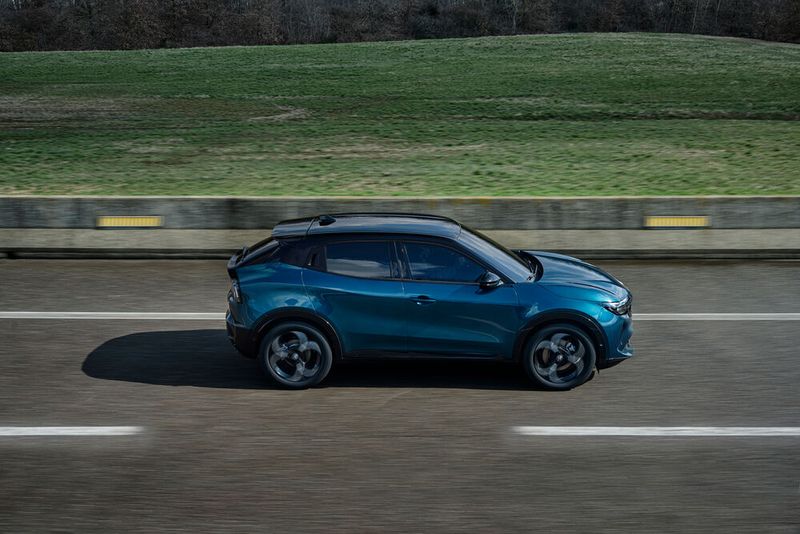 Vor allem im Stadtverkehr, wo das System den kleinen Akku beim Bremsen immer wieder blitzschnell nachlädt, ist der E-Anteil recht hoch. (Bild: Alfa Romeo)