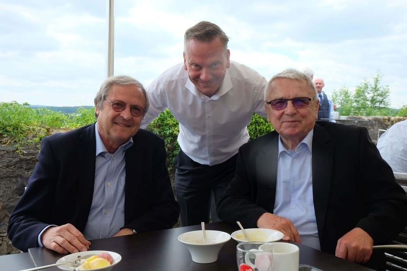 Verbindendes Glied: die beiden scheidenden ZDK-Vorstände Hans Medele (li.) und Klaus-Dieter Breitschwert (beide Kfz-Gewerbe Bayern) mit Arne Joswig (Kfz-Gewerbe Schleswig-Holstein).  (Zietz)