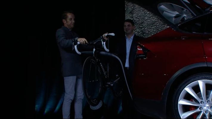 Auf dem Träger lassen sich bis zu vier Fahrräder oder sechs Paar Ski transportieren. Und die Hecktür lässt sich auch bei angebautem Träger öffnen und schließen. (Bild: Tesla)