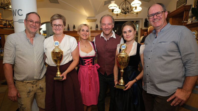 Sonderprüfung »kfz-betrieb«-Pokale (v.l.): Markus Appel und Maria Rumetshofer-Appel; Julia Dernbach (Vogel comminications Group), Thomas und Eva-Marie Schumann, Andreas Brachem, Geschäftsführer Innung München und Oberbayern. (Bild: Holger Zietz - VCG)