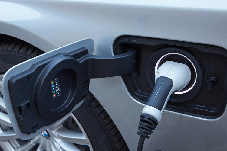 Im kommenden Jahr legt BMW mit dem 740e ein Plug-in-Hybrid-Modell nach. (Foto: BMW)