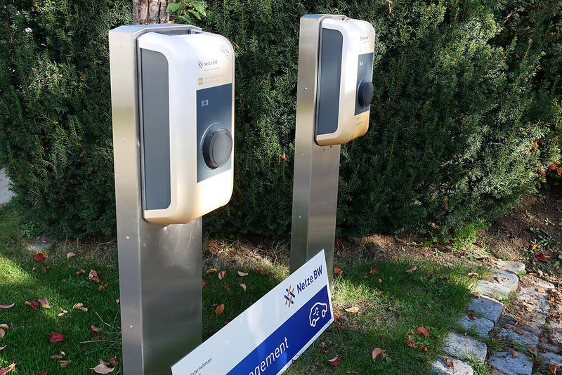 ... ihnen standen aber auch öffentlich zugängliche Ladesäulen zur Verfügung. (Edgar Schmidt/»kfz-betrieb«)