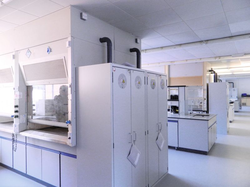 Abb. 2: Die Typ-90-Schränke entsprechen allen relevanten Sicherheitsvorschriften und -regeln zur Gefahrstofflagerung sowie dem erweiterten Europäischen Standard der EN 14470. (Bild: asecos)