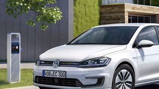 VW hat den E-Golf optisch leicht überarbeitet. Vor allem hat das Modell mehr Reichweite. (Volkswagen)
