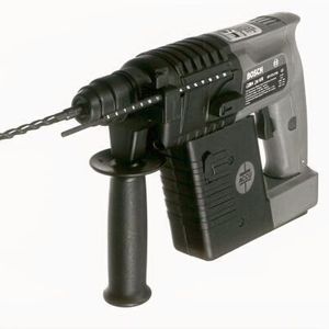 Mit der Übertragung der Akku-Technologie auf den Bohrhammer GBH 24 V kam Bosch 1984 den Bedürfnissen professioneller Anwender nach. Der kabellose Bohrhammer stellte die einzige Möglichkeit dar, bestimmte Arbeiten fernab von Steckdosen auszuführen. Gerüstbauer benötigten das Akku-Gerät zum Beispiel, um hoch oben Löcher in die Wand zu bohren. 1986 stellt Bosch dann den GBH 24 VR mit einem rundum schwenkbaren Zusatzgriff vor, um das Arbeiten in unterschiedlichen Positionen zu erleichtern. 