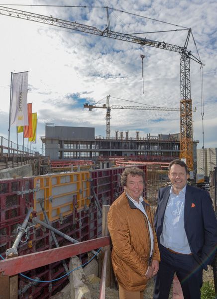 Reinhard Vogt, Mitglied des Vorstands der Sartorius AG (links) und Hugo de Wit, General Manager bei Sartorius Stedim Biotechs Gesellschaft in Laupheim, auf der Baustelle des Cell Culture Technology Centers in Ulm. (Stefan Puchner / Sartorius Stedim Biotech)
