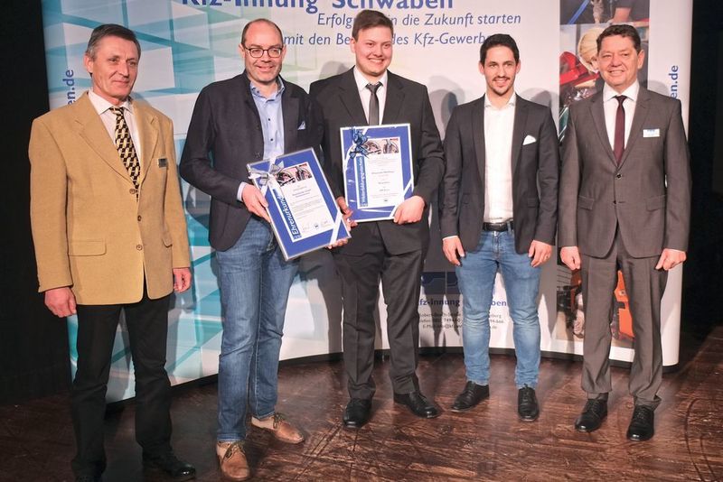 Innungsbester in Schwaben: (v. li.) Modestus Dörle (Vorsitzender des Gesellenprüfungsausschusses), Peter Schäfer (Geschäftsführer Autohaus Medele-Schäfer), Alexander Weißhaar (Innungsbester), Christopher Dessi (Ausbildungsleiter im Autohaus Medele-Schäfer) und Alois Huber, Obermeister der Kfz-Innung Schwaben.  (Zietz/»kfz-betrieb«)