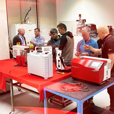Le nouveau laboratoire d'application de Pfeiffer organise également des « journées de détection des fuites », offrant ainsi à ses clients la possibilité de découvrir ses nouvelles installations tout en se familiarisant avec les dernières technologies et les bonnes pratiques en matière de contrôle d'étanchéité. (Image :Pfeiffer Vacuum+Fab Solution)