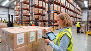 Kaspersky entdeckt Cyberrisiko in Logistik: Fehlende Authentifizierung zwischen Barcode-Scanner und Basisstation ermöglicht potenziell die Ausführung unautorisierter Befehle auf angeschlossene Computer.
 (Bild: frei lizenziert / KI-generiert)