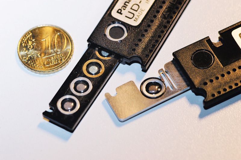 Bei den Ganzkörperdosimetern sind die Sensor-Elemente fest mit dem Kunststoffschieber verbunden, bei den Ringen und Clips ist es ein herausnehmbares Element in einem Metallschieber. Die Halter haben einen zweireihigen binären Lochcode zur Identifikation. (Bild: Dosilab)