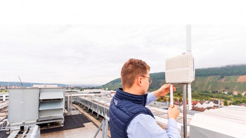 Fast setup: The LoRaWAN gateways for the private wireless network can be installed within a few minutes and cover large parts of the factory premises. (Image:Wika)