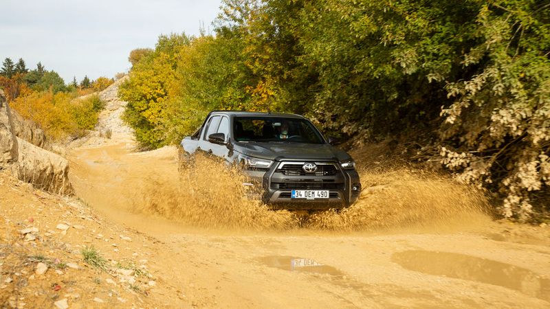 Böschungen im Winkel von bis zu 29 Grad (rückwärts 26 Grad) ebenso wie Flussdurchquerungen bis zu einer Tiefe bis zu 70 Zentimetern kann der Hilux. (Bild: Toyota)