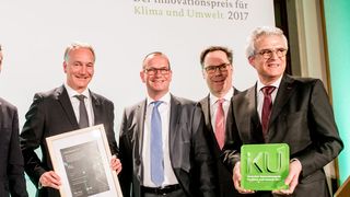 Luis López-Rémon (1.v.r.) und Dietrich Tegtmeyer (1.v.l.) vom Lanxess-Geschäftsbereich Leder nahmen gemeinsam mit den Projektpartnern von Heller-Leder und Invite den Deutschen Innovationspreis für Klima und Umwelt für ihr Projekt „Ressourceneffiziente Herstellung von Lederchemikalien“ entgegen.  (Kruppa/IKU)