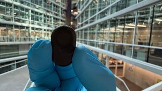 Das ECHO-Implantat im 3D-gedruckten Gehäuse, rund drei Zentimeter lang. Darin sitzen Empfangsspule und Regelelektronik für die drahtlose Energieversorgung. Bislang an Mäusen erprobt. (Bild: Maity und Fussenegger, ETH Zürich)