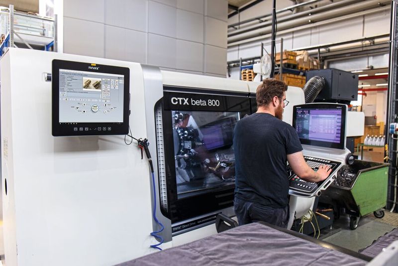 Der Maschinenpark von Berg Spanntechnik umfasst insgesamt 18 Dreh- und. Fräszentren und Schleifmaschinen. Die Datenvisualisierung erfolgt über Coscom Infopoint VM direkt an den NC-Maschinen.   (Bild: Coscom/Berg Systemtechnik)