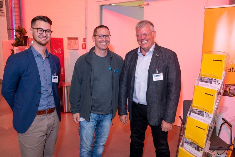Die Pausen nutzen die Teilnehmer des Anwendertreffs Maschinensicherheit zum Austausch untereinander und Besuch der begleitenden Ausstellung. (J. Untch / Vogel Communications Group GmbH & Co. KG)