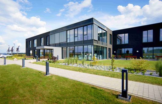 Der moderne Firmenhauptsitz der SKS Welding Systems GmbH in Kaiserslautern bildet die Basis für weltweite Kundennähe und Qualität „Made in Germany“. (Bild:  SKS Welding Systems)