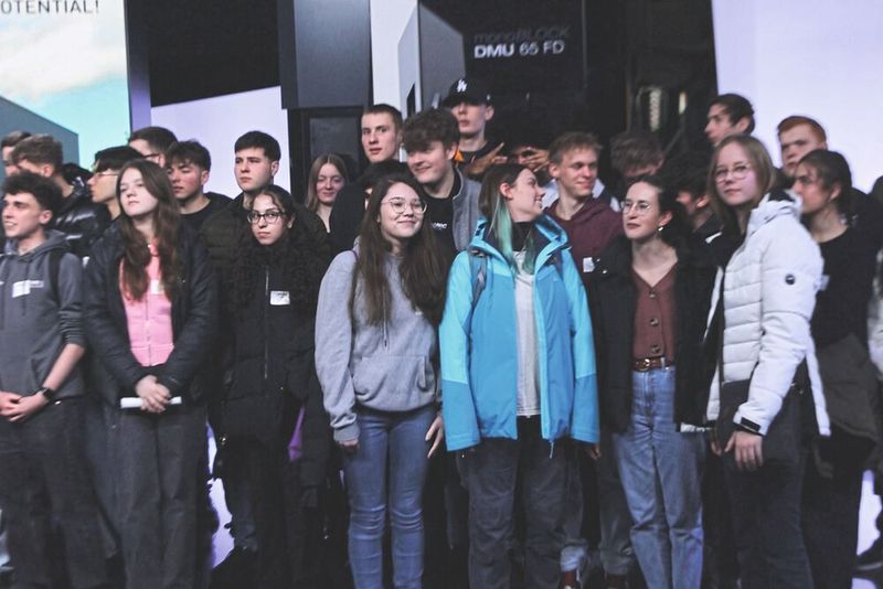 Sie sind die Zukunft der Branche: Jugendliche erleben die zerspanende Industrie auf der Hausausstellung von DMG Mori als modernes, interessantes und velfältiges Tätigkeitsfeld. (Bild: Maschinenmarkt)