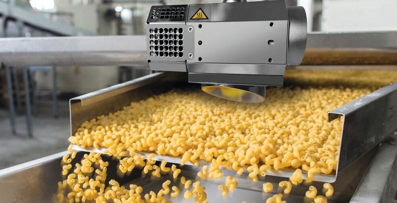 Fig. 1: Il sensore di distanza compatto per nastri trasportatori (in questo caso per la pasta) o scivoli. (Immagine illustrativa)(Immagine: © Retan - stock.adobe.com)