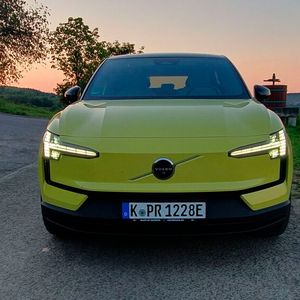 Eines der auffälligsten Designmerkmale ist die geschlossene Fahrzeugfront mit den markanten LED-Leuchten.(Bild:  Mauritz – VCG)