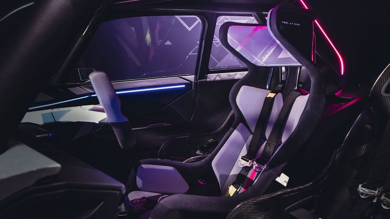 Der Fahrersitz ist im Innenraum des Stromers mittig angeordnet. (Bild: Autoren-Union Mobilität/Alpine)