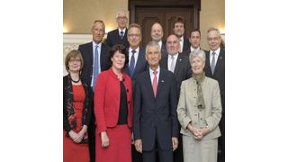 Der neue Aufsichtsrat der BASF. Vordere Reihe von links nach rechts: Denise Schellemans, Anke Schäferkordt, Dr. Jürgen Hambrecht, Dame Alison Carnwath DBE. Dahinter von links: Michael Diekmann, Wolfgang Daniel, Franz Fehrenbach, Professor Dr. Francois Diederich, Robert Oswald, Ralf-Gert Bastian, Francesco Grioli, Michael Vassiliadis. (Bild: BASF)