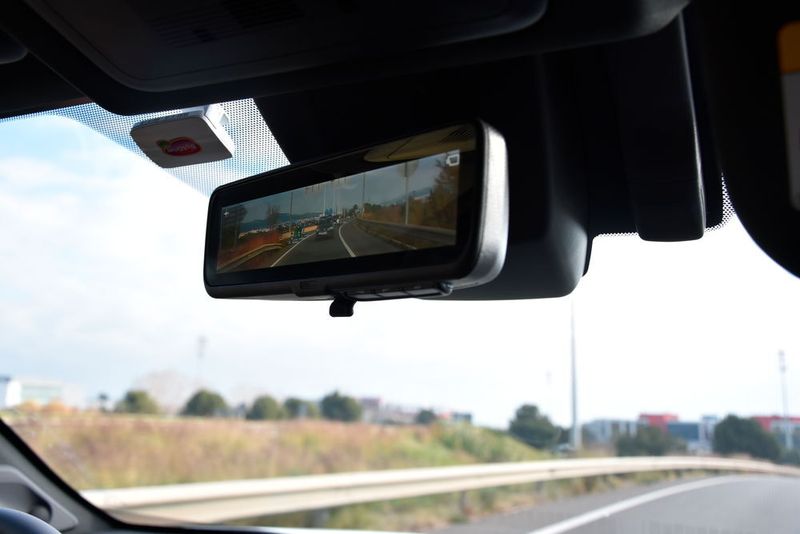 Etwas ungewohnt ist zunächst der Blick in den Rückspiegel. Toyota bietet im RAV4 erstmals einen kamerabasierten „Smart View Mirror“.  (Simon / »kfz-betrieb«)