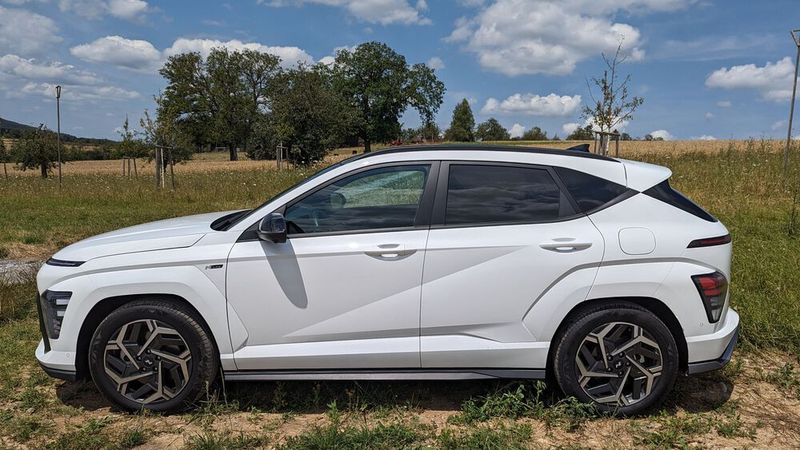 Markant geriet das Design des Kona. Der Hersteller spricht von einem „futuristischen Look“, was man zweifelsohne unterschreiben kann. Der von 2017 bis 2023 gebaute Vorgänger kam deutlich rundlicher daher. Nun bestimmen Ecken, Kanten und markante Sicken des Aussehen. Der weiße Farbton ist übrigens weder ein schnöder Uni- noch ein Metallic-Lack, sondern ein sogenannter Mineraleffekt-Lack. Er bietet einen Effekt ähnlich wie ein Metallic-Lack, nur stärker. Der Aufpreis von „Serenity White“: 850 Euro. Stichwort Aufpreis: Zusammen mit dem Glasschiebedach, dem bereits erwähnten Ulitmate-Paket und dem vorzüglichen Bose-Soundsystem kam unser Testwagen auf 43.650 Euro (Basispreis: 39.350 Euro). (Bild: Dominsky – VCG)