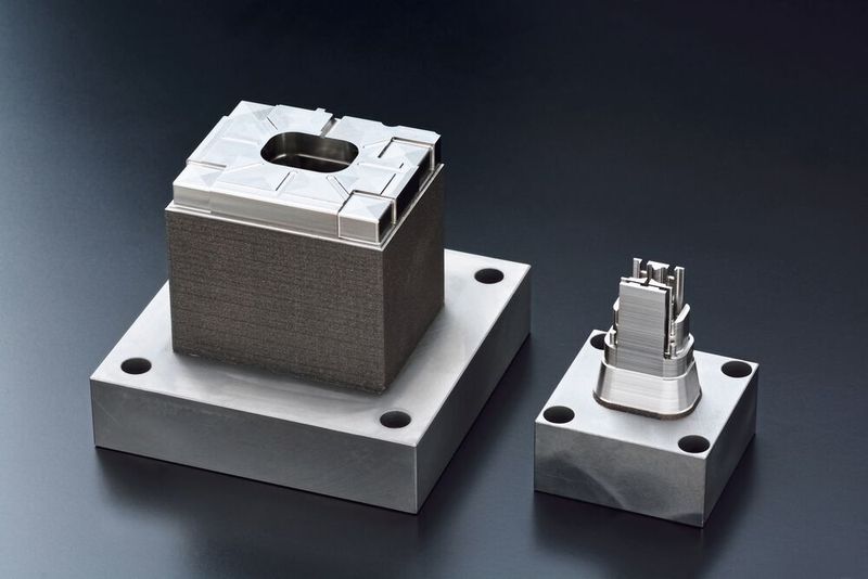 Zweiteilige Spritzgiessform für Steckverbindung: Mit der Hybridtechnologie konnte die Anzahl der Teile von neun auf zwei gesenkt werden. (Matsuura)