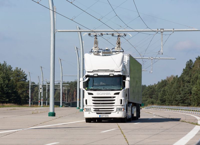 Die Konstruktion des E-Highways versorgt LKW über eine Oberleitung mit Strom. Das soll den Energieverbrauch halbieren und die lokale Luftverschmutzung verringern. (Siemens AG)