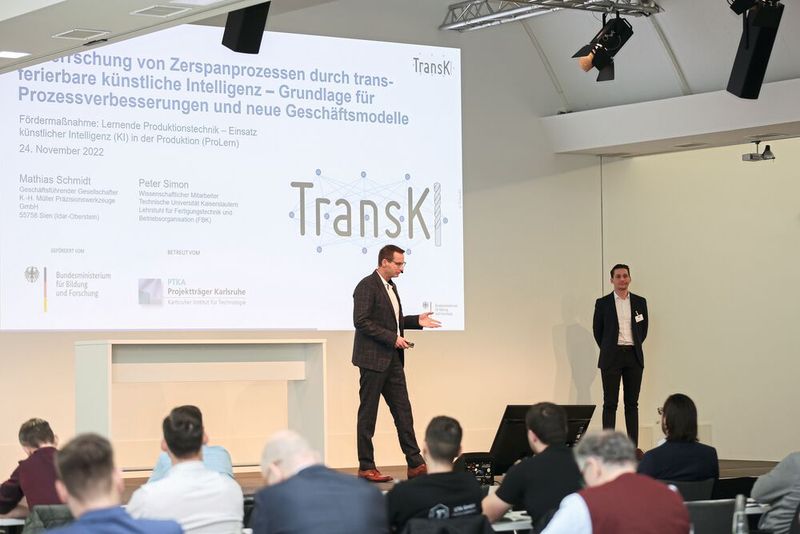 Mathias Schmidt, Geschäftsführer der K.-H. Müller Präzisionswerkzeuge GmbH und Peter M. Simon, M. Sc., wissenschaftlicher Mitarbeiter am Lehrstuhl für Fertigungstechnik und Betriebsorganisation (FBK) der TU Kaiserslautern, sprechen über das gemeinsame Forschungsprojekt zu transferierbarer Künstlicher Intelligenz in der Zerspanung. (Bild: Oxana Gruber Photography)