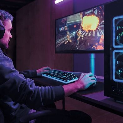 Steigende Preise für Hardware machen das Gaming-Hobby teurer. Echte Fans lassen sich davon nicht abschrecken, beteuert der Handel. (Bild: © Arsenii - stock.adobe.com)
