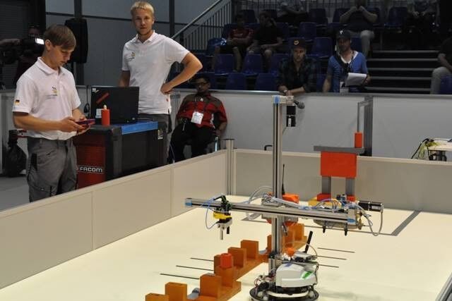 8 Teams kämpft beim dreitägigen WorldSkills Germany-Berufswettbewerb „Mobile Robotik“ um die Fahrkarten zu den EuroSkills in Lille/Frankreich. (WorldSkills Germany/Jörg Wehrmann)
