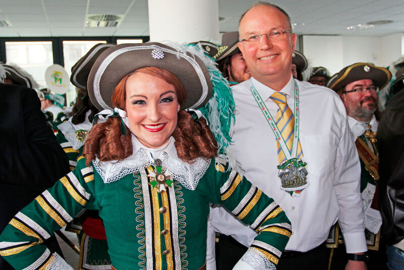 Zur rechten Zeit: PSA-Deutschlandchef Rasmus Reuter mit dem Mariechen des Reitercorps. (PSA Gruppe)