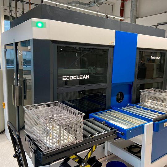 Die Reinigung der Komponenten von Spiralrillenlagern soll in einer Standardanlage erfolgen. Reinigungsversuche vor der Investition ergaben, dass lediglich mit der Eco-C-wave die geforderten Ergebnisse erzielt werden. Die Reinigung der Komponenten von Spiralrillenlagern soll in einer Standardanlage erfolgen. Reinigungsversuche vor der Investition ergaben, dass lediglich mit der Eco-C-wave die geforderten Ergebnisse erzielt werden.