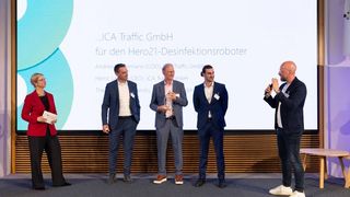 Der BME und das BMWE haben am 25.06.2025 in Berlin die ICA Traffic GmbH für die Entwicklung des autonomen Desinfektionsroboter „HERO 21“ mit dem Koinno-Award prämiert. Tanja Alemany Sanchez de León, Leiterin der Unterabteilung Innovationspolitik und digitale Wirtschaft, BMWE (links), und Matthias Berg, Leiter Koinno, Leiter Forschung & Entwicklung im BME (rechts), freuten sich mit den Preisträgern.  (Bild: Peter-Paul Weiler/BME e.V.)