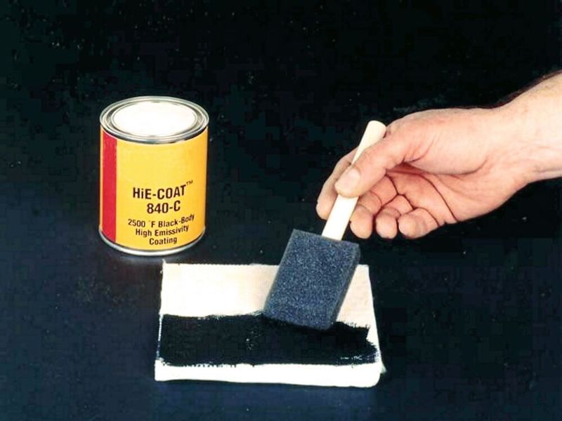 Nach dem Aushärten bildet das Hie-Coat 840-C eine geschlossene Oberfläche, die die Keramikfaserplatten und -papiere aussteift und ihnen eine montagefreundliche Festigkeit verleiht. Das Coating ist dauerhaft bis 1.371° C hitzebeständig. (Kager)