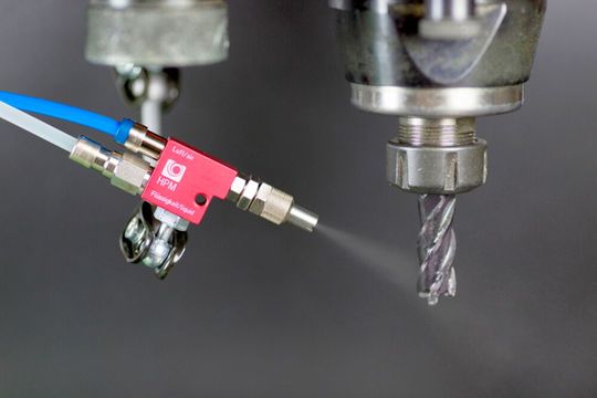 Hahn+Kolb bietet jetzt eine mobile Möglichkeit zur Minimalmengenschmierung (MMS) mit Kühlschmierstoff (KSS) für die Zerspanung an. Die neu im Portfolio befindlichen Systeme kommen von HPM Technologies und erleichtern den Einstieg in diese Technik.(Bild:  Hahn+Kolb)