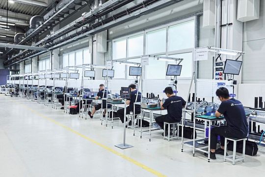 Roboter bauen Roboter in Fürstenfeldbruck: Noch bauen Menschen mit in der Fertigung von Agile Robots.(Bild:  Agile Robots)