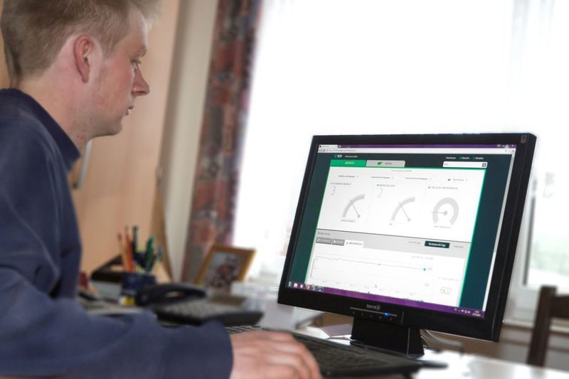 Mit HealthyCow24 checkt Bauer Hake am PC, wie es seinem Vieh geht. (FOKUS Werbung & Fotografie GmbH)