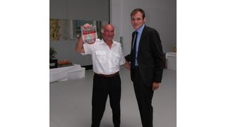 Bürgermeister Martin Mittag (rechts) gratulierte Manfred Geiß: Nicht zuletzt, werden regionale Arbeitsplätze erhalten und vermehrt. (Bild: Königsreuther)