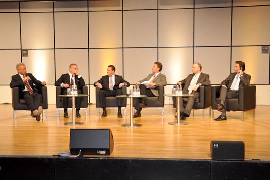 In einer Diskussionsrunde, die von Wirtschaftswoche-Redakteur Franz W. Rother (3. v.re.) moderiert wurde, ging es um neue Geschäftsmodelle im Autohandel. Die Teilnehmer neben Fromme (li.) und Bresser (re.): Autohändler Alexander Martinowsky (Wiesenthal, Wien, 2. v.li.), Peugeot-Deutschland-Chef Thomas Bauch (3. v.li.)und Bernhard Cziesla, Vertriebsleiter von Toyota Deutschland (2. v.re.). (Archiv: Vogel Business Media)