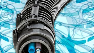 Die E-rib von Igus wird auf den herkömmlichen Wellschlauch aufgeclipst. Das stabilisiert ihn und er kann sich nur in eine Richtung bewegen.  (Igus)