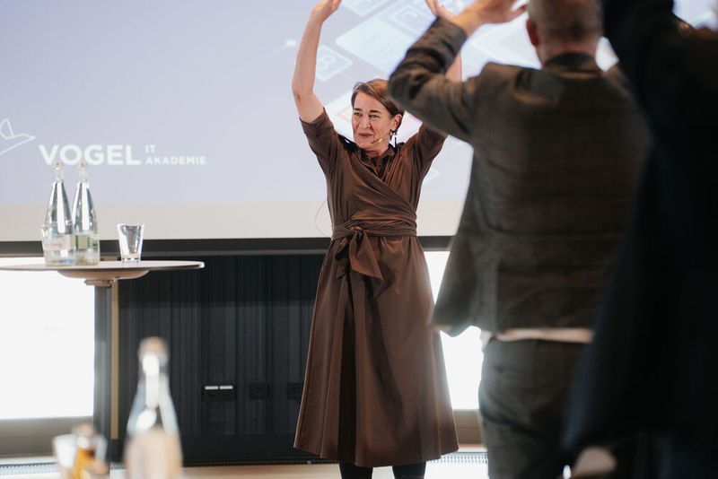 Moderatorin und Coach Nicole Dufft führte durch die Veranstaltung und sorgte beizeiten für den nötigen Energieschub. (Bild: Manuel Emme)