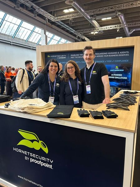 Auch Hornetsecurity war vor Ort mit (v. l.) Chrisanna Mendez, Carolina Costa Dassumpcao und Michael Brown.  (Bild: Vogel IT-Medien)
