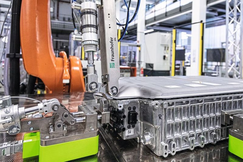 Am Fraunhofer IPA will man für alte Batterien Möglichkeiten entwickeln, um sie sicher zu demontieren und zuvor restlos zu entladen. Auch die Entscheidung, ob sich ein zweites „Leben“ einer Batterie lohnt, soll zielsicherer gefällt werden können. (Bild: Fraunhofer IPA)