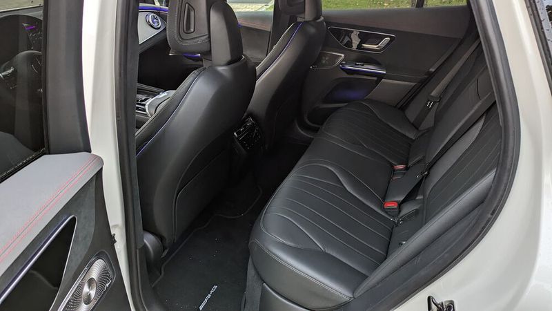 Hinten lässt es sich auch bequem reisen. Allerdings sind die Sitzflächen recht  schmal, und bei einem SUV in dieser Klasse hätte man etwas mehr Beinfreiheit erwartet. (Bild: Rosenow – VCG)