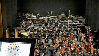 Mit SpatialSound Wave lassen sich Klänge einfach am Tablet im Raum positionieren. Im Opernhaus Zürich nutzen die Tontechniker die Software, um Soundeffekte und räumliche Akustik live einzuspielen. (Fraunhofer, Opernhaus Zürich)