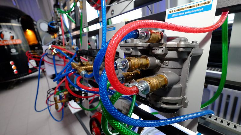 Auf höchstem Niveau: Modell einer Lkw-Bremsanlage in der Bildungseinrichtung des Kfz-Gewerbes Saarland (Bild: Zietz - VCG)